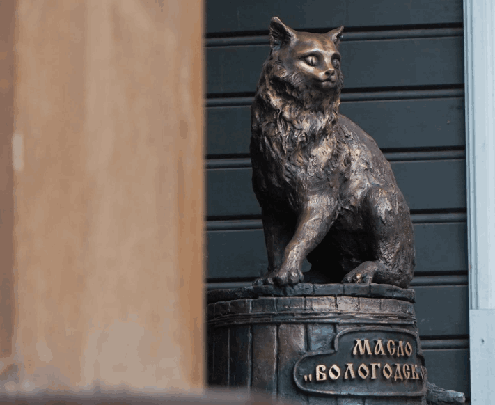 Скульптура «Кот и масло» встречает посетителей Дома вологодского масла
