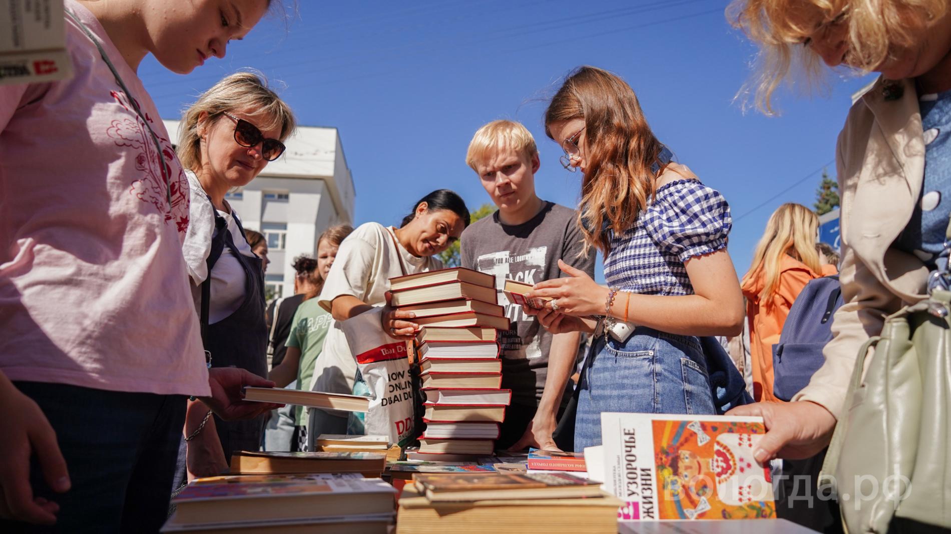 Более 300 человек посетили бесплатную книжную ярмарку в Вологде